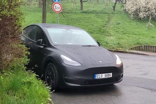 Češi šílí po nové Tesle: Chtějí ji víc než Dacii a Škodu. Zaplaví celou zemi, stane se nejprodávanějším autem u nás. Elon Musk jásá